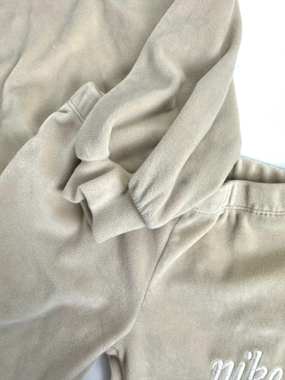 Nike Girls Youth Sz 4/5 Cozy Velour Pullover Hoodie & Flared Leggings 2pc Set - Picture 5 of 8